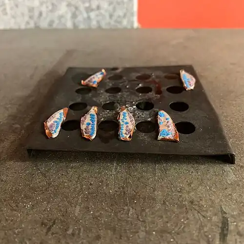 11. The enamel powder is left to dry completely. If the powder is still humid, bubbles will form in the enamel. These will burst and spread liquid enamel on the piece and inside the oven.