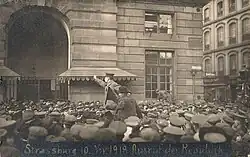 Surrounded by the soldiers’ council, Rebholz proclaimed the end of the "old regime" in front of the Aubette in Strasbourg on 10 November 1918.