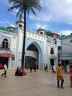 Another view of the dargah gate