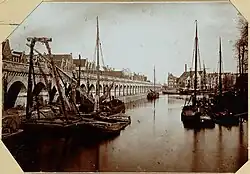 Railroad Viaduct, along Bickers Island. On the left the roofs of the Haarlemmer Houttuinen.