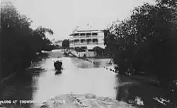 Floodwaters around Regatta Hotel in 1908