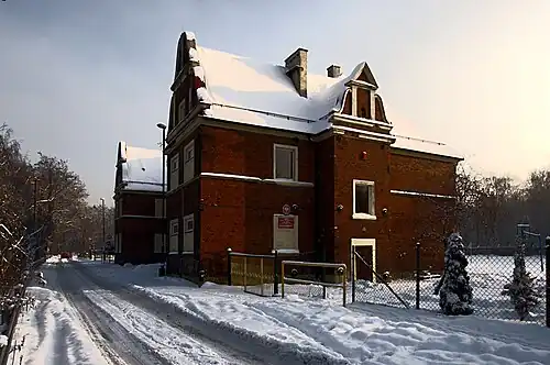 School building located at 15 Gwarecka Street, during winter (2010)